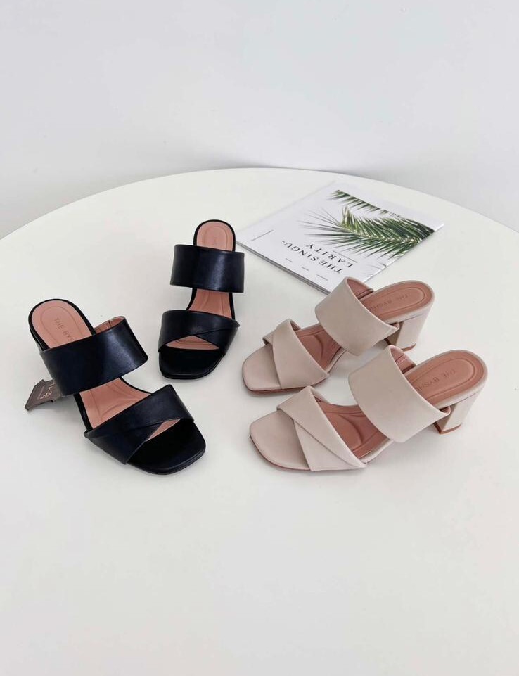AZ20 #090 (leather)  偏細 高6cm 牛皮SIZE:230-255 $499 (一口價)