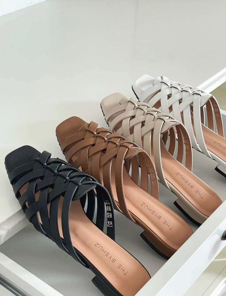 AZ21 #005(leather)  偏細 平底 牛皮 SIZE:230-255 $499 (一口價)