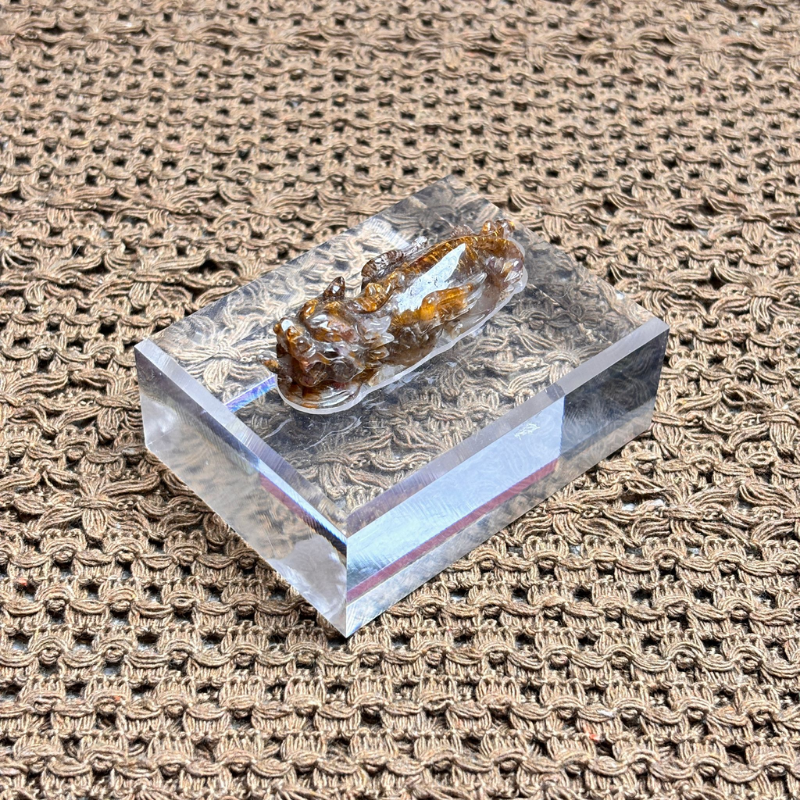 HKHG0430-013 天然紅膠花水晶貔貅小擺件   (A13)