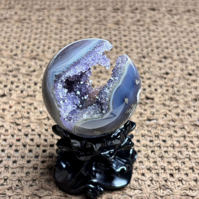 HKHG0430-017 藍紋瑪瑙包裹紫晶洞水晶球  55mm (A17)