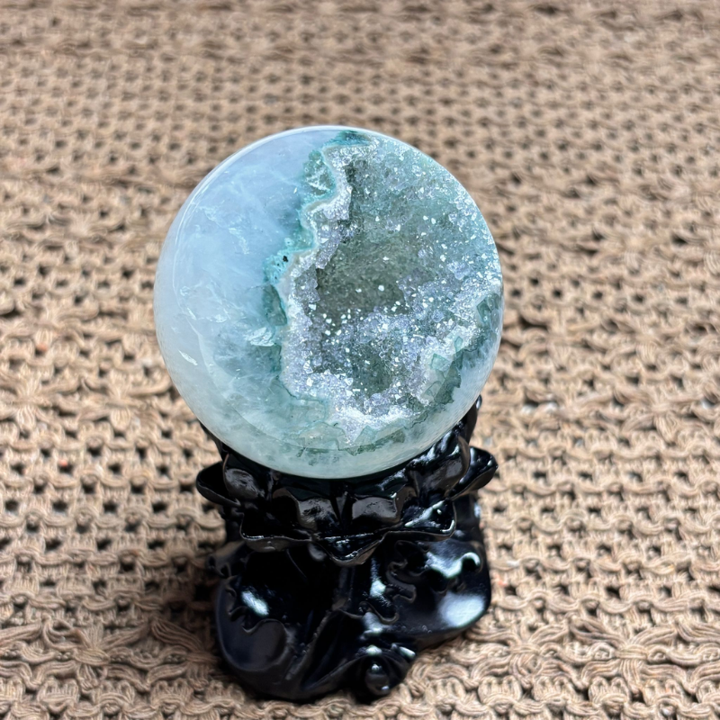 HKHG0430-030 天然綠紋晶洞水晶球擺件  57mm (A30)