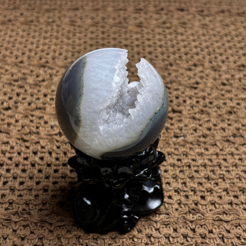 HKHG0430-029 天然灰邊瑪瑙白晶洞球擺件  58mm (A29)