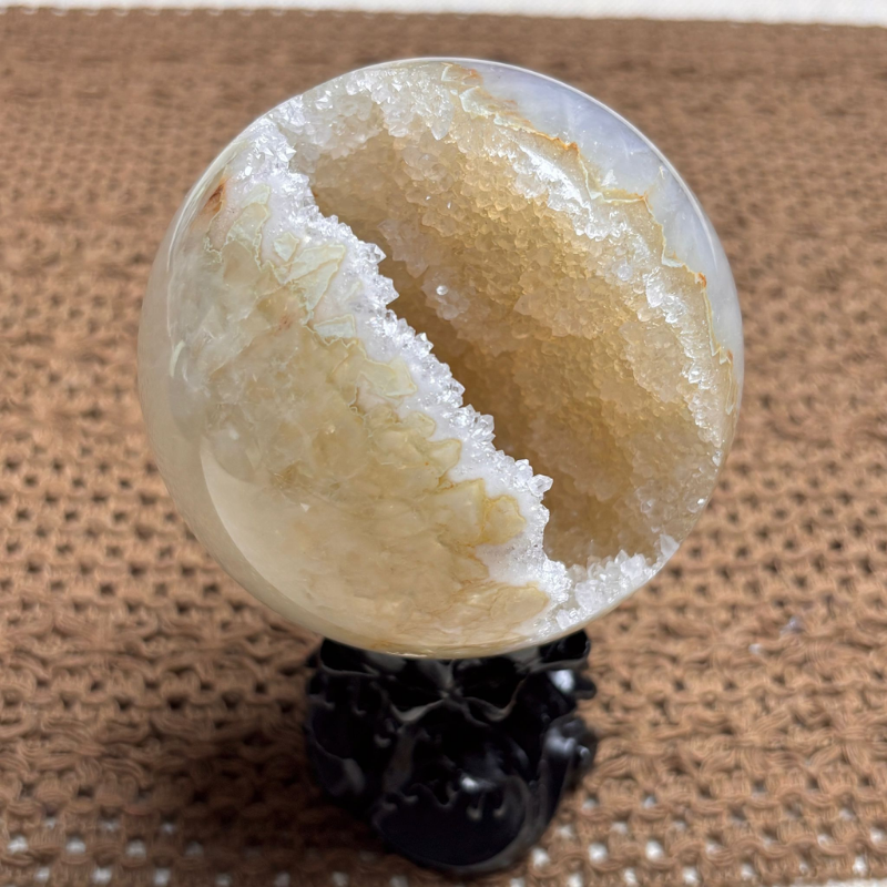HKHG0430-035 天然白黃晶洞瑪瑙球擺件  87mm (A35)