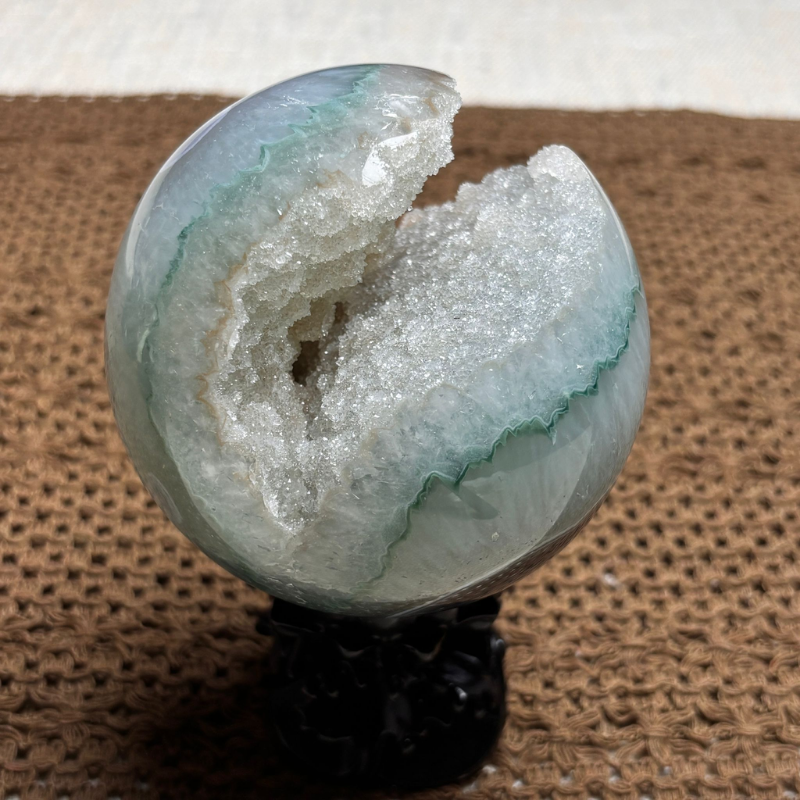 HKHG0430-038 綠邊晶洞瑪瑙球擺件  95mm (A38)