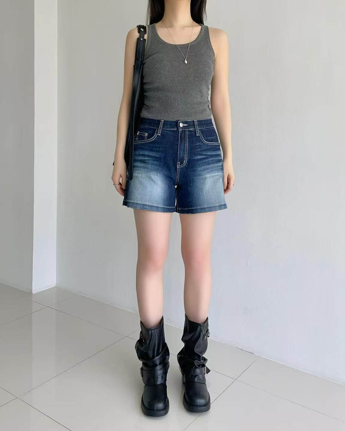 HL3081  設計貓鬚洗水深藍牛仔短褲