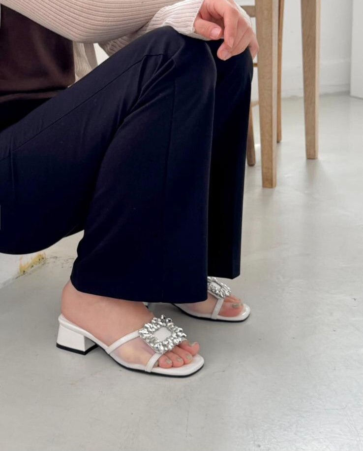 BB26 #82614  偏細 腳跟高3.5CM 合成皮革  SIZE:225-250 $499 (一口價)