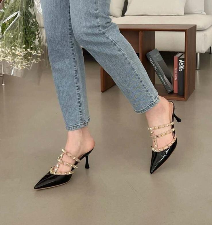 BB28 #SO2312  偏細 腳跟高7CM 皮革 SIZE:225-250 $529 (一口價)