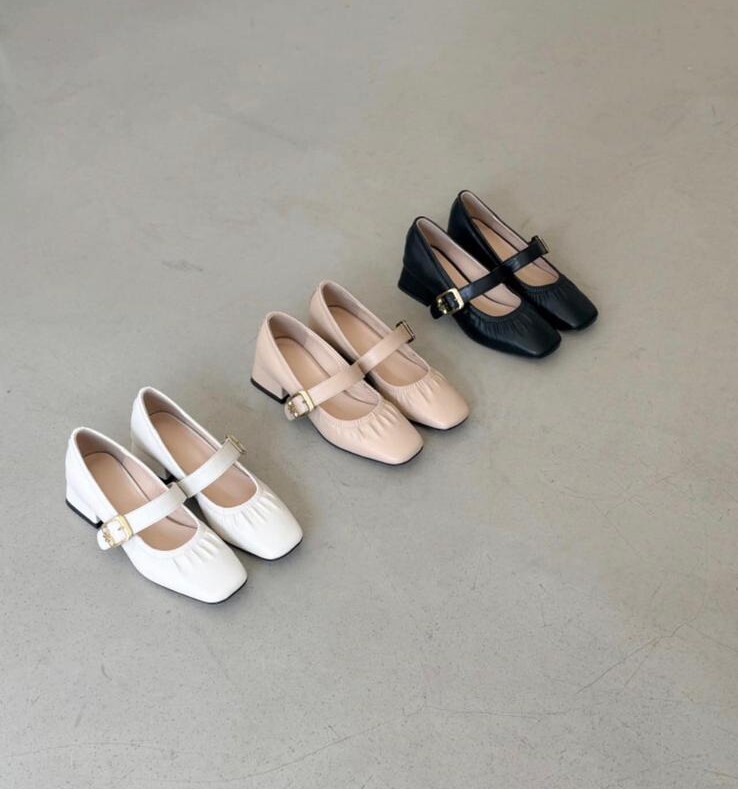 BB36 #82602   偏細 腳跟高 3.5CM 合成皮革  SIZE:225-250 $489 (一口價)