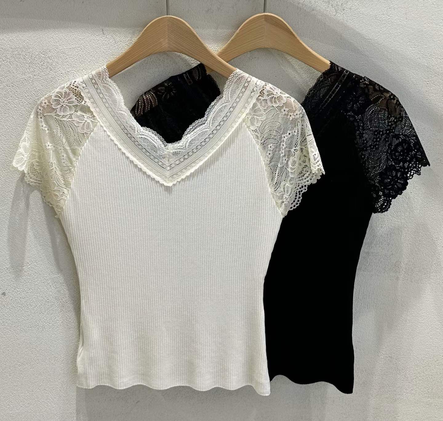 SU6116 蕾絲鈎花V領坑紋上衣