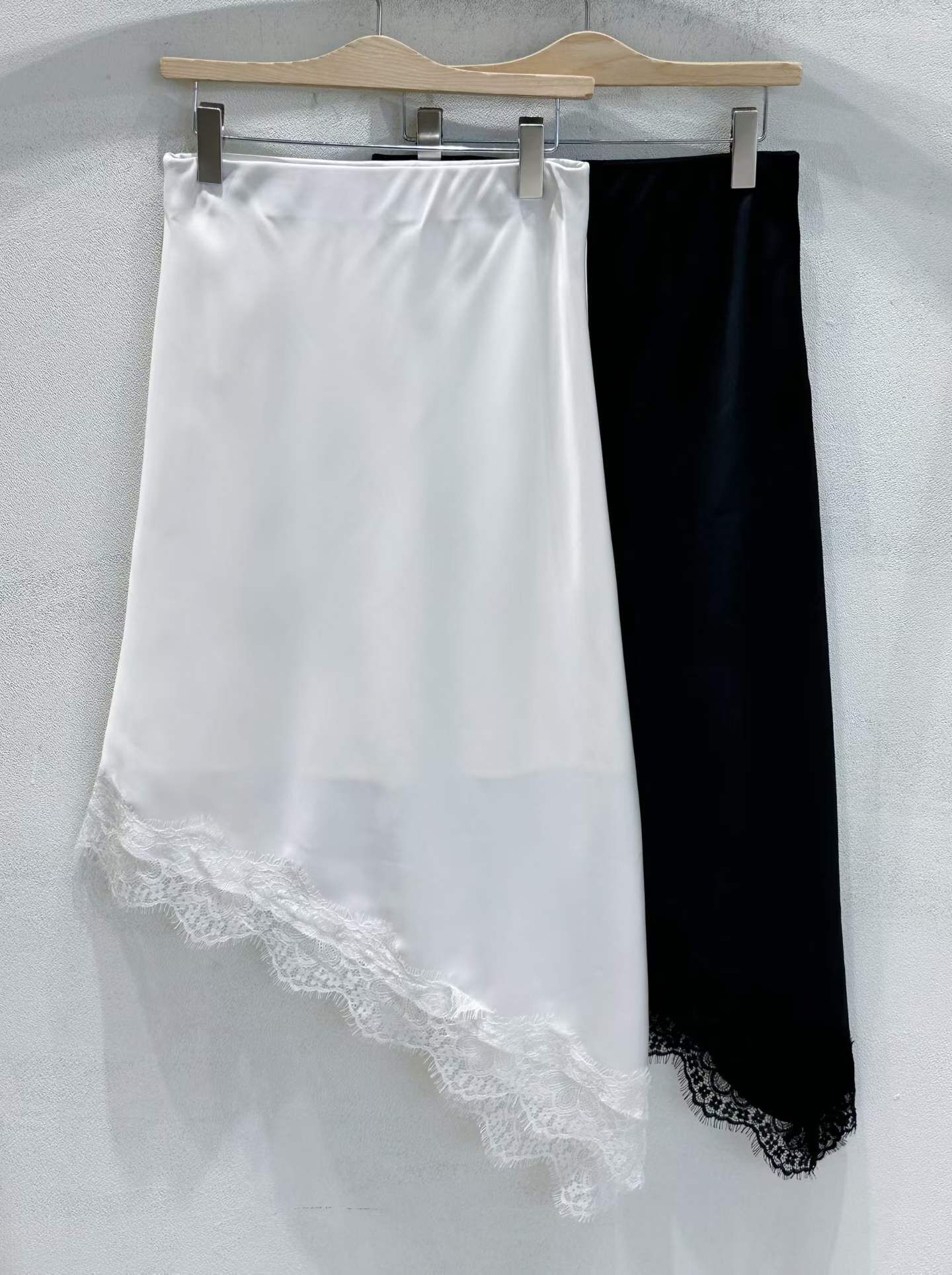 SU6117 蕾絲拼斜下擺緞面半身裙