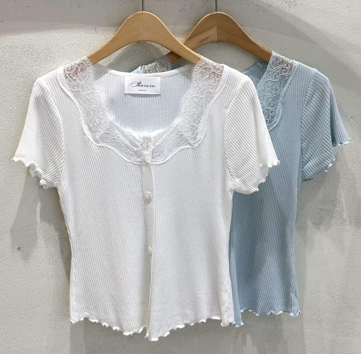 SU6118 蕾絲木耳邊坑紋假排扣上衣