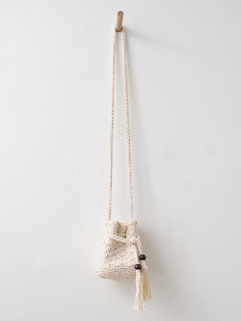 日系手感棉紗編織流蘇抽繩斜背圓筒包