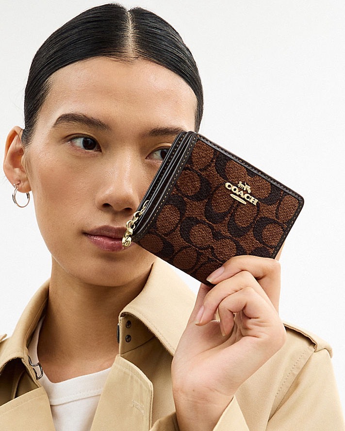 【美國連線】COACH 滿版LOGO 絨布面小短夾 3色 CHOCHWE