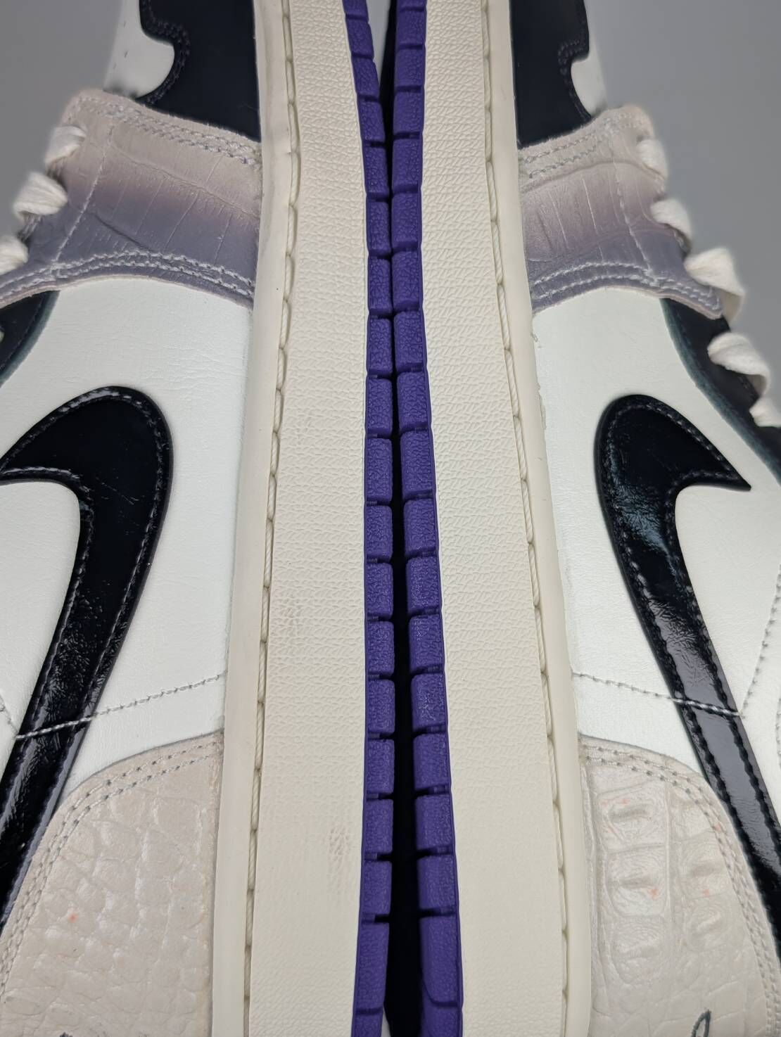 微瑕疵-左右腳中底發黃、後跟染色 HF5759-101/10.5 Air Jordan 1 Low SEPunk Rock