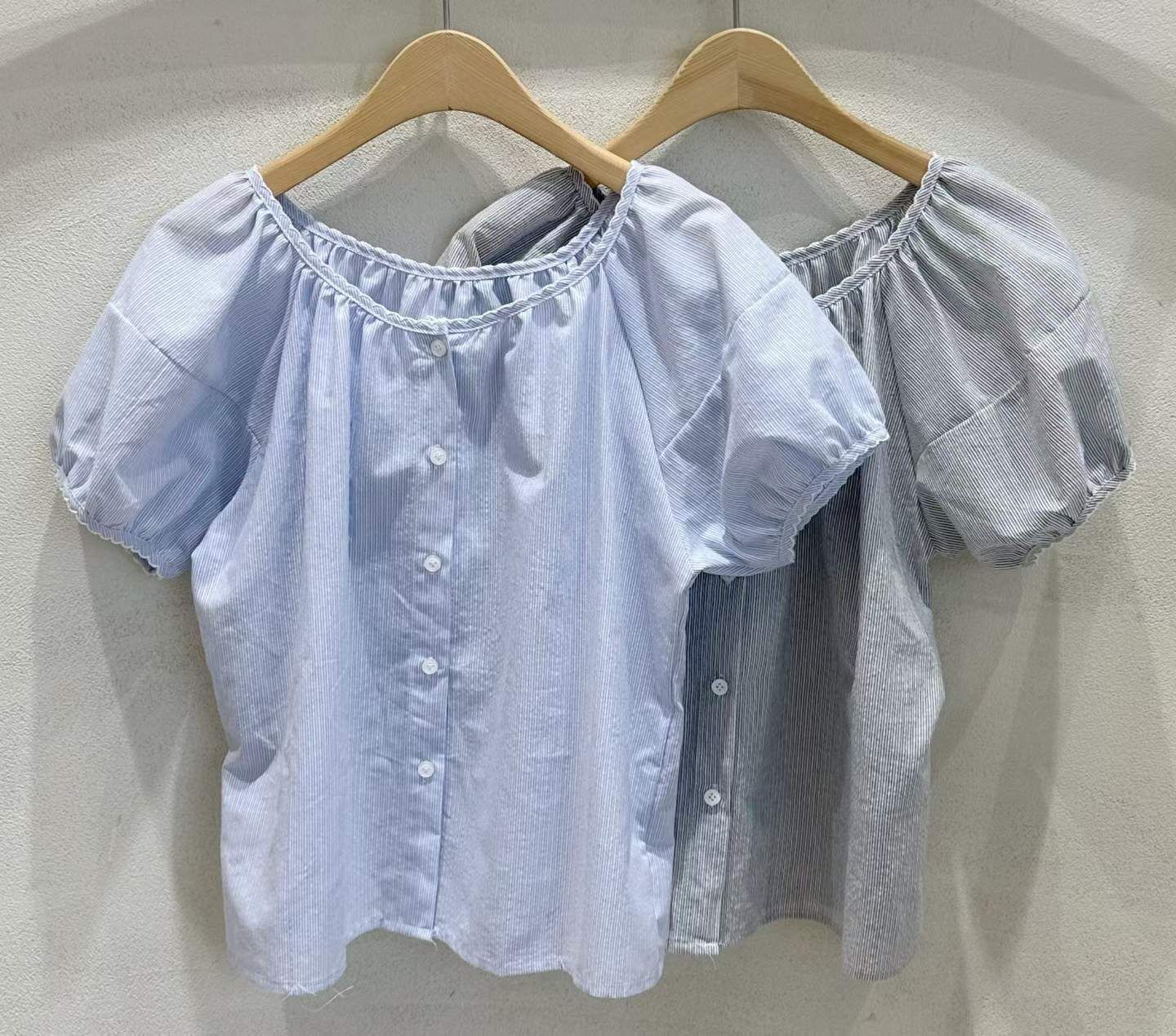 SU6122 泡泡袖條紋花邊排扣上衣