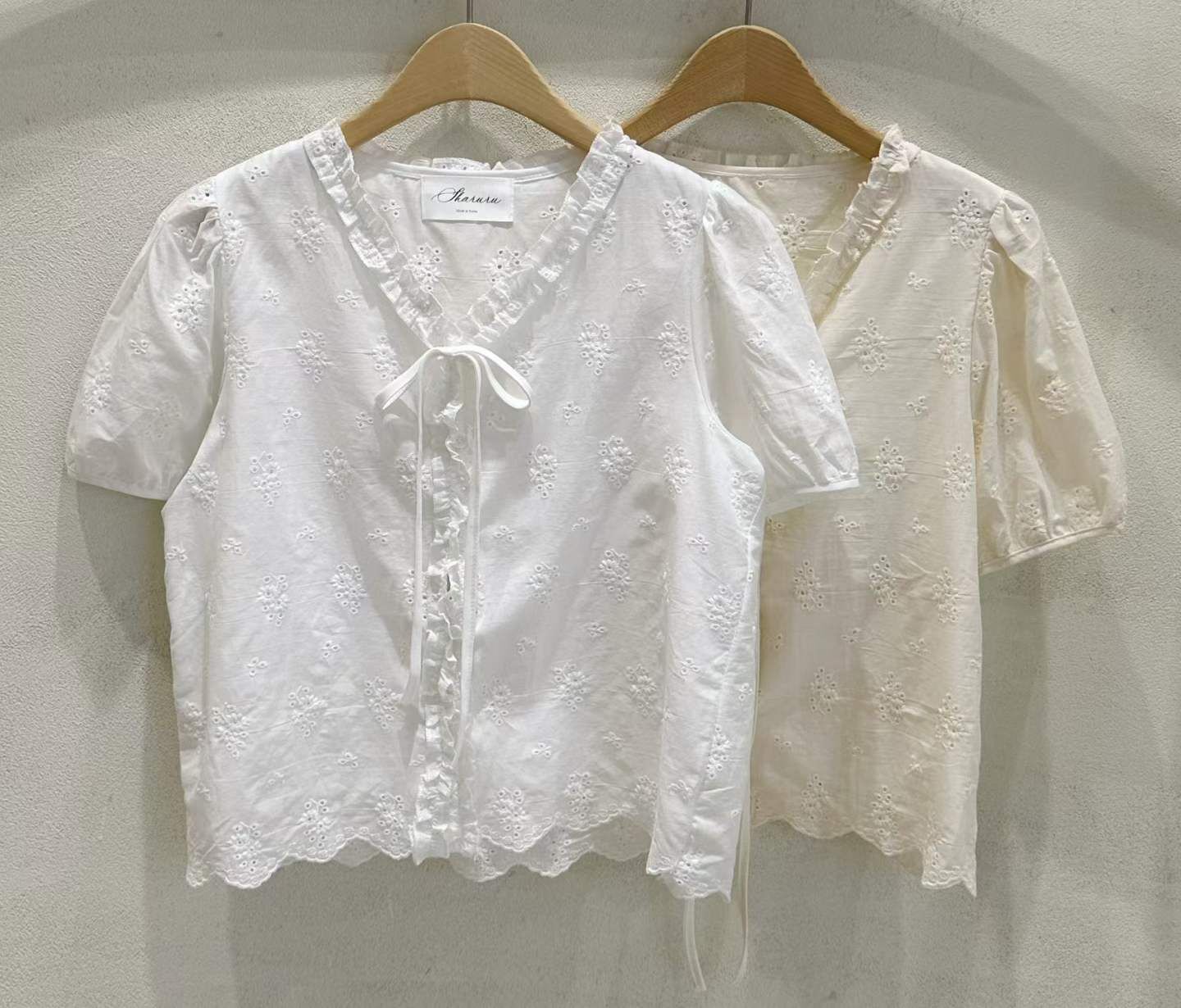 SU6124 荷葉花花刺綉蝴蝶結V領上衣