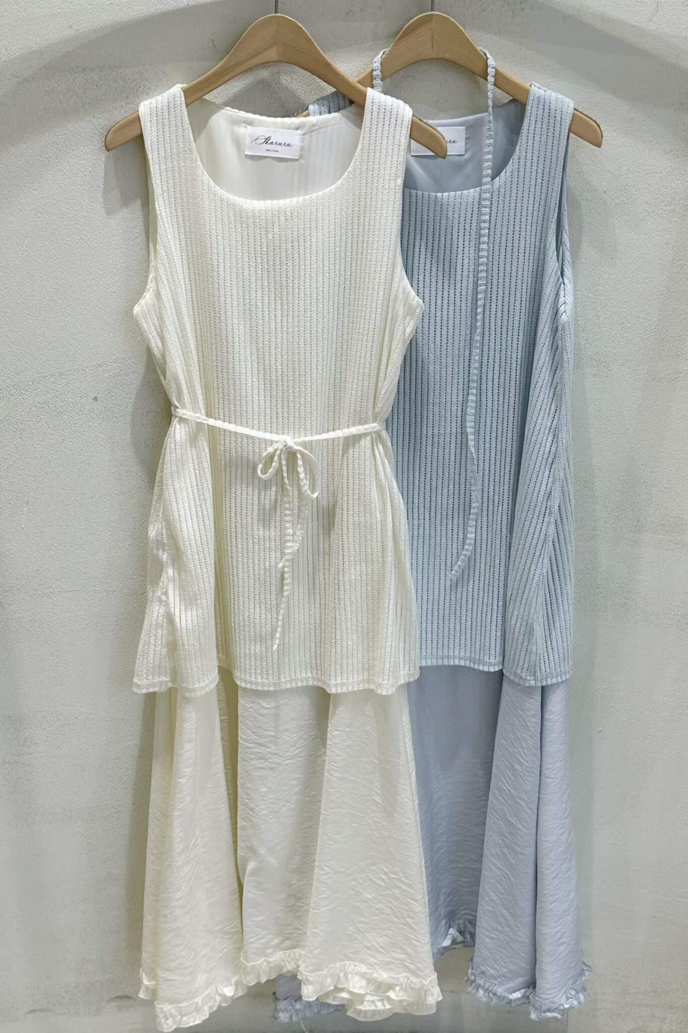 SU6127 假兩件坑紋綁帶拼緞面背心裙