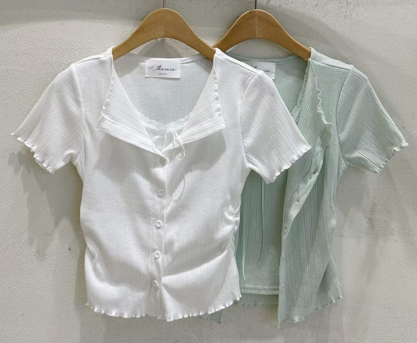 SU6129 假兩件木耳包邊排扣拼蕾絲上衣