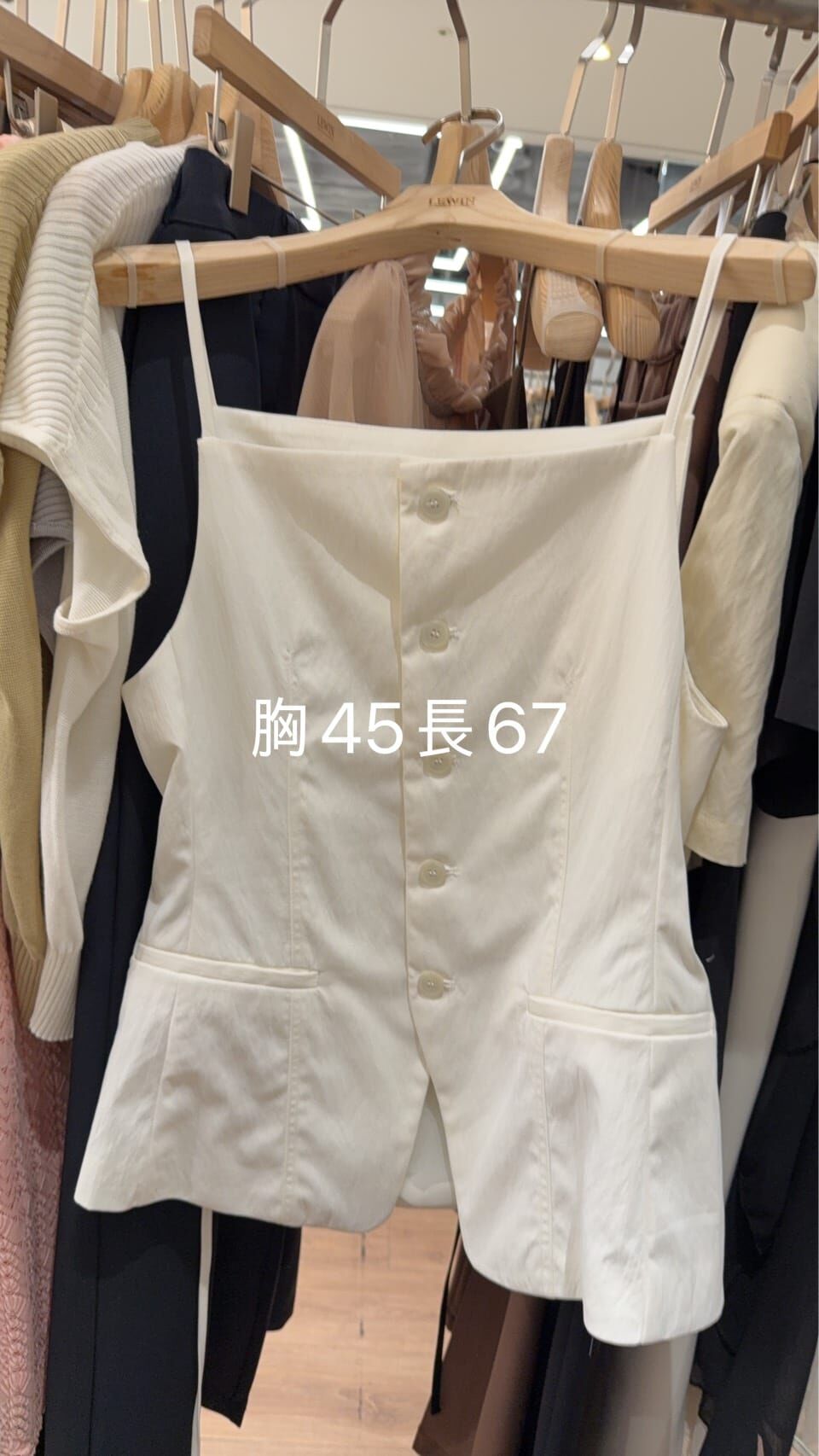 LW6120 方領剪裁肩帶上衣