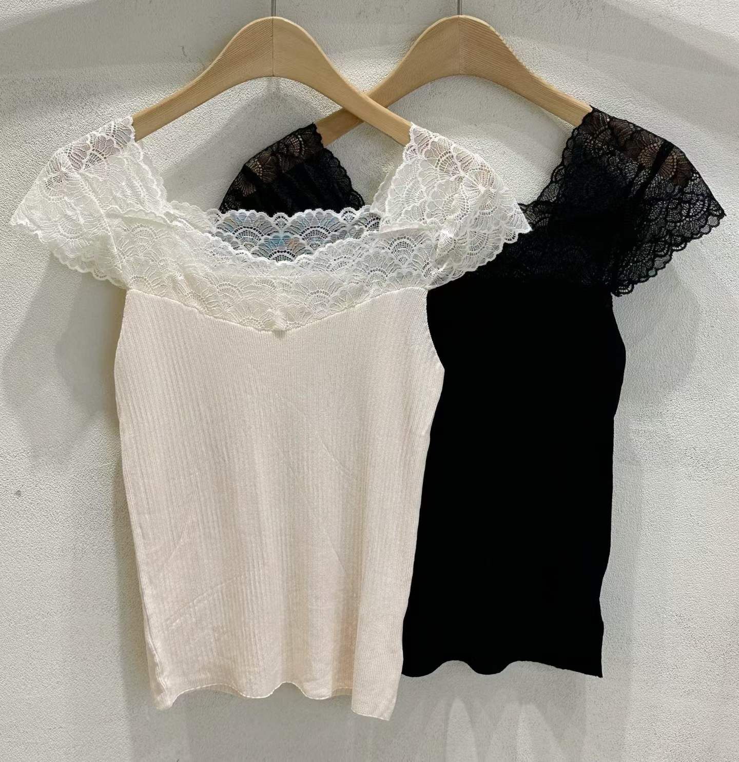 SU6142 小性感蕾絲拼接坑紋軟綿背心