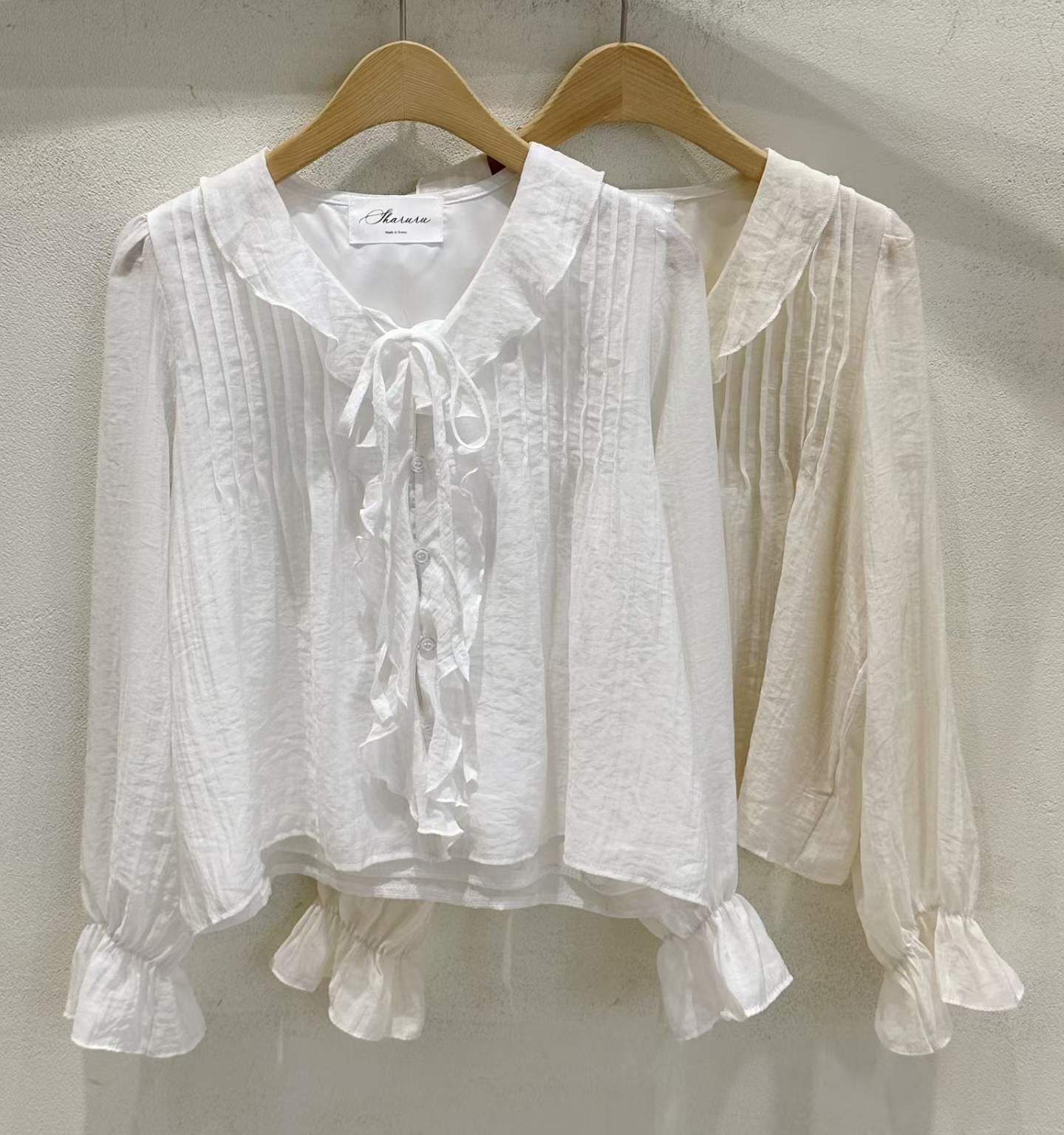 SU6143 Ruffle蝴蝶綁帶橡筋袖壓褶襯衫