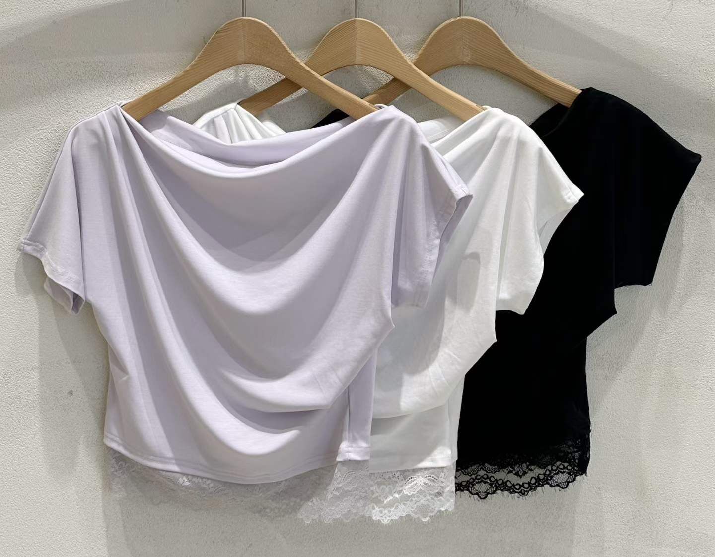 SU6146 垂墜領拼蕾絲下擺上衣