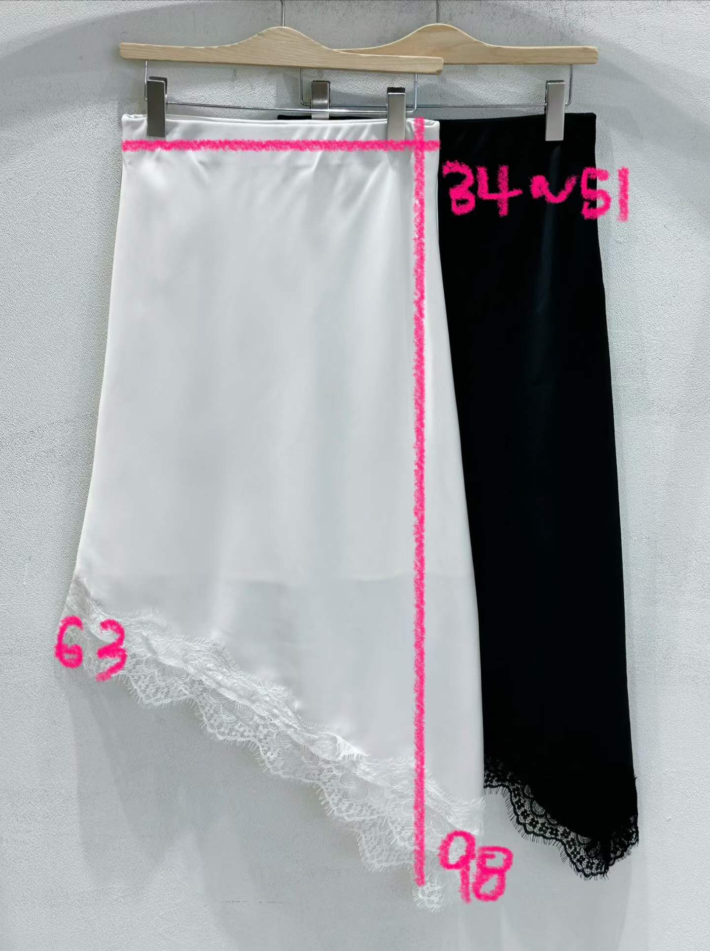 SU6117 蕾絲拼斜下擺緞面半身裙