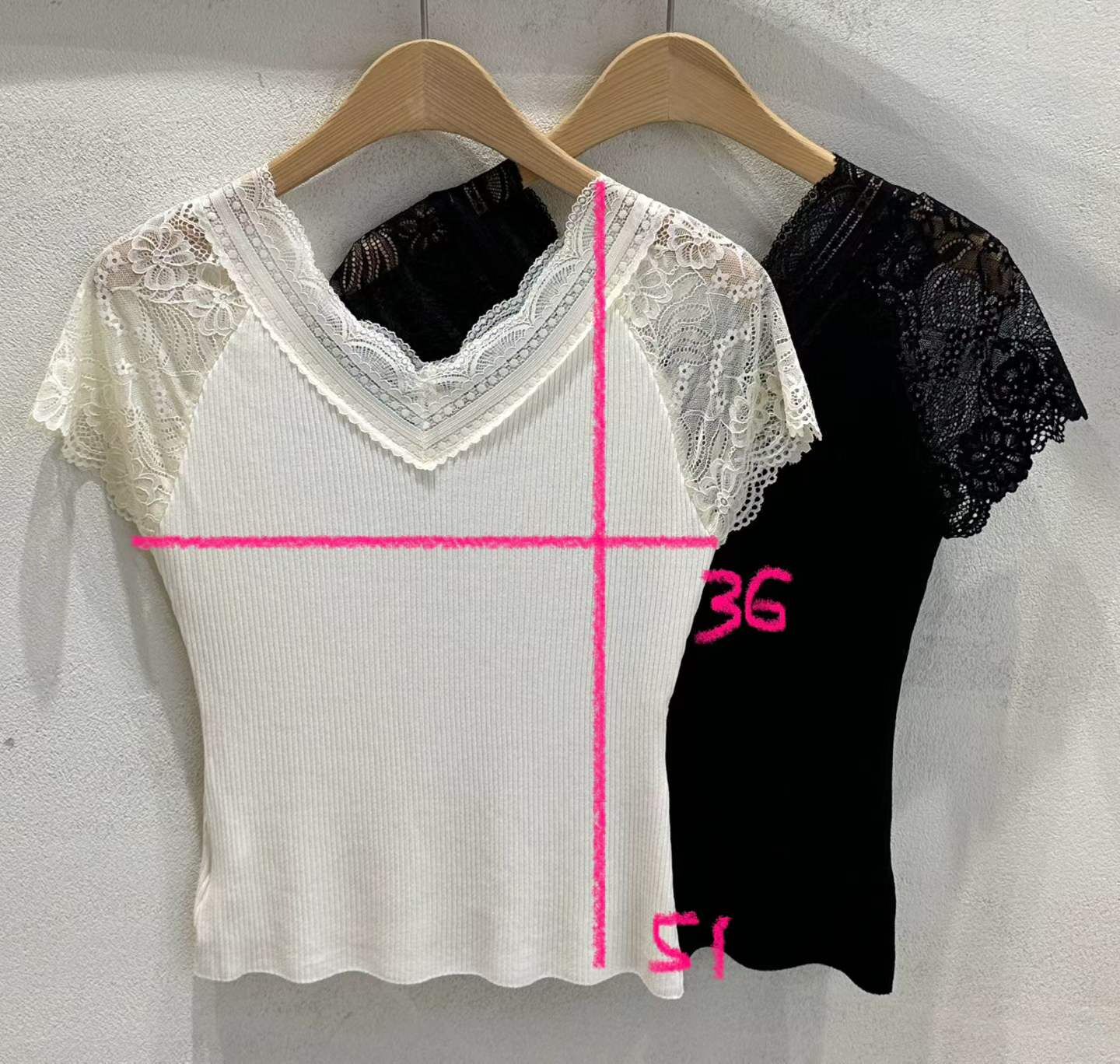 SU6116 蕾絲鈎花V領坑紋上衣