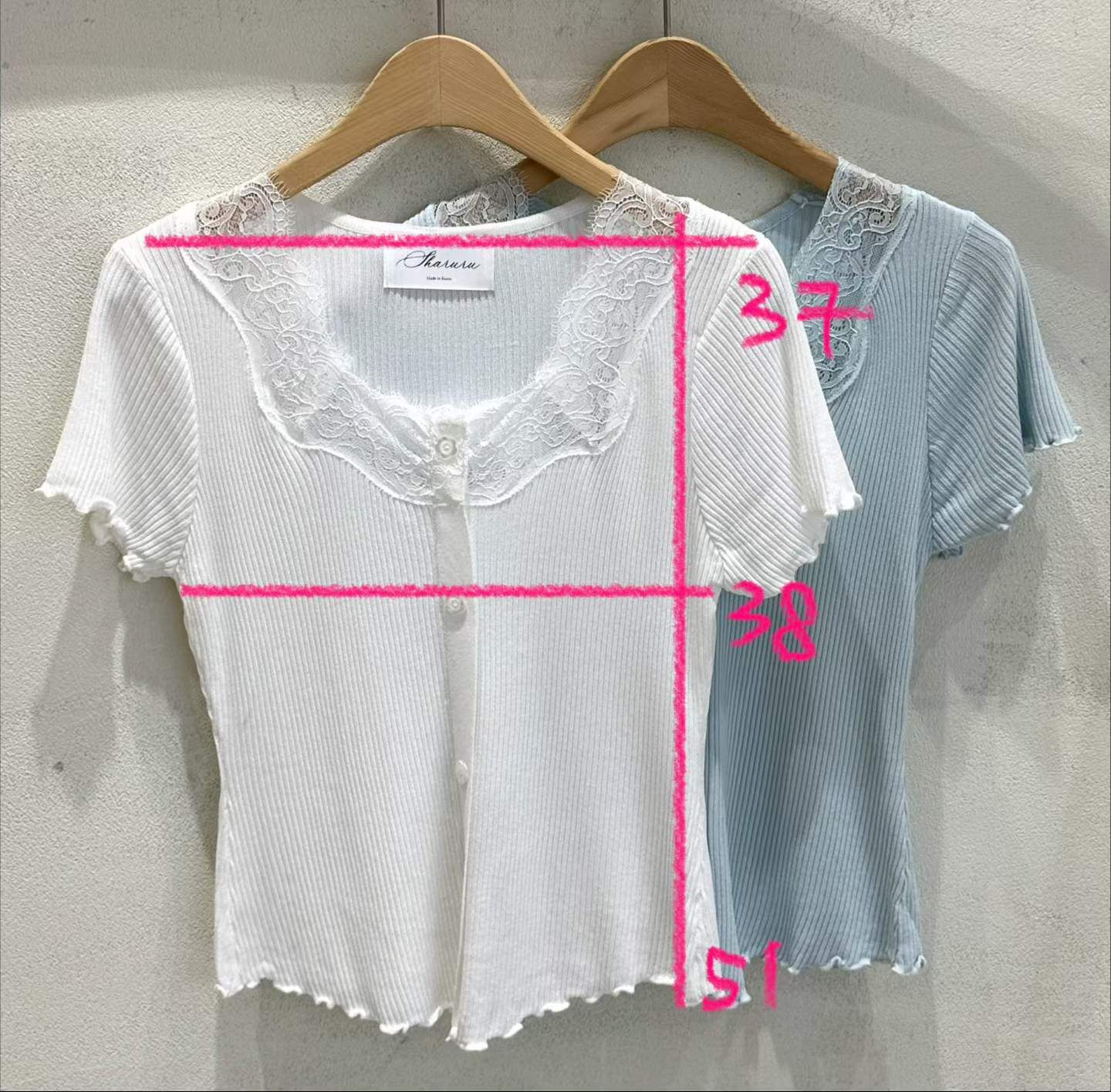 SU6118 蕾絲木耳邊坑紋假排扣上衣