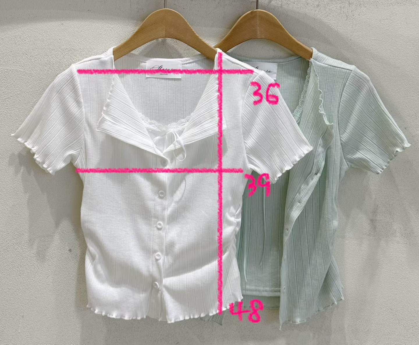 SU6129 假兩件木耳包邊排扣拼蕾絲上衣