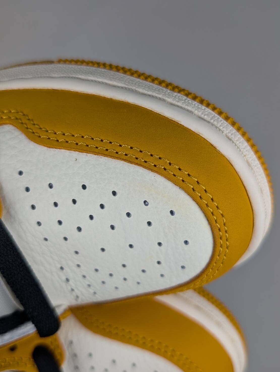 微瑕疵-左腳鞋面泛黃 FD1437-701/3.5Y AIR Jordan 1 Retro High OG Yellow Ochre (GS)