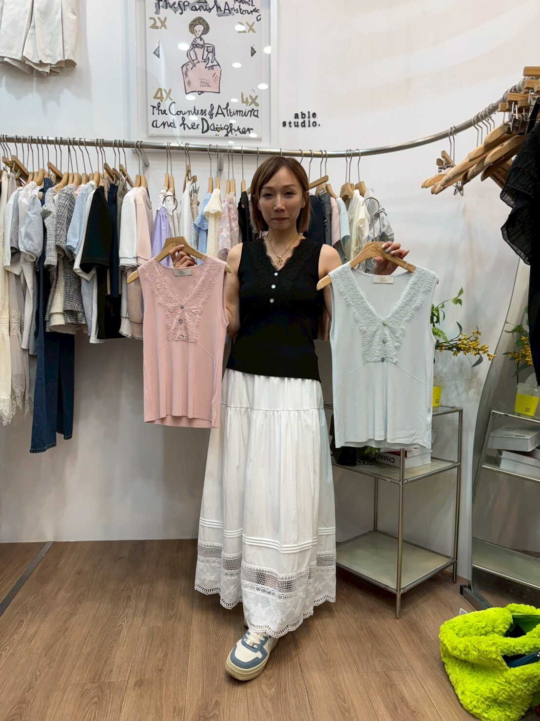 AS6117 V領蕾絲坑紋背心上衣