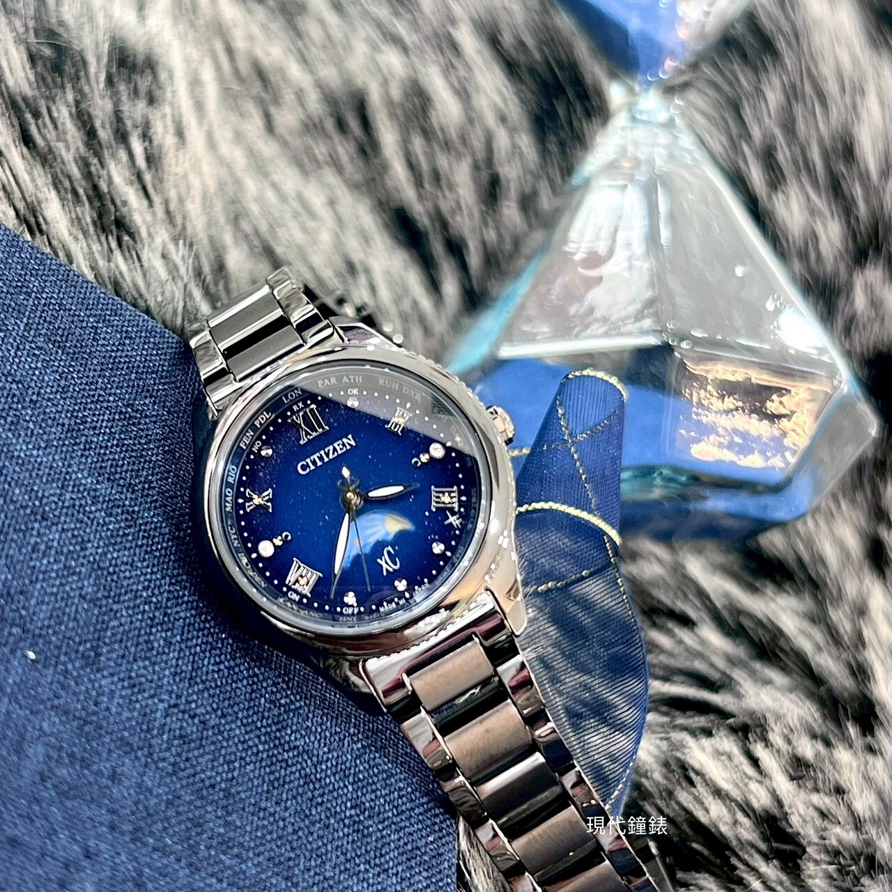 【CITIZEN 星辰】XC 夜川月限量超級鈦日月顯示光動能電波錶EE1007-75L 29mm 現代鐘錶