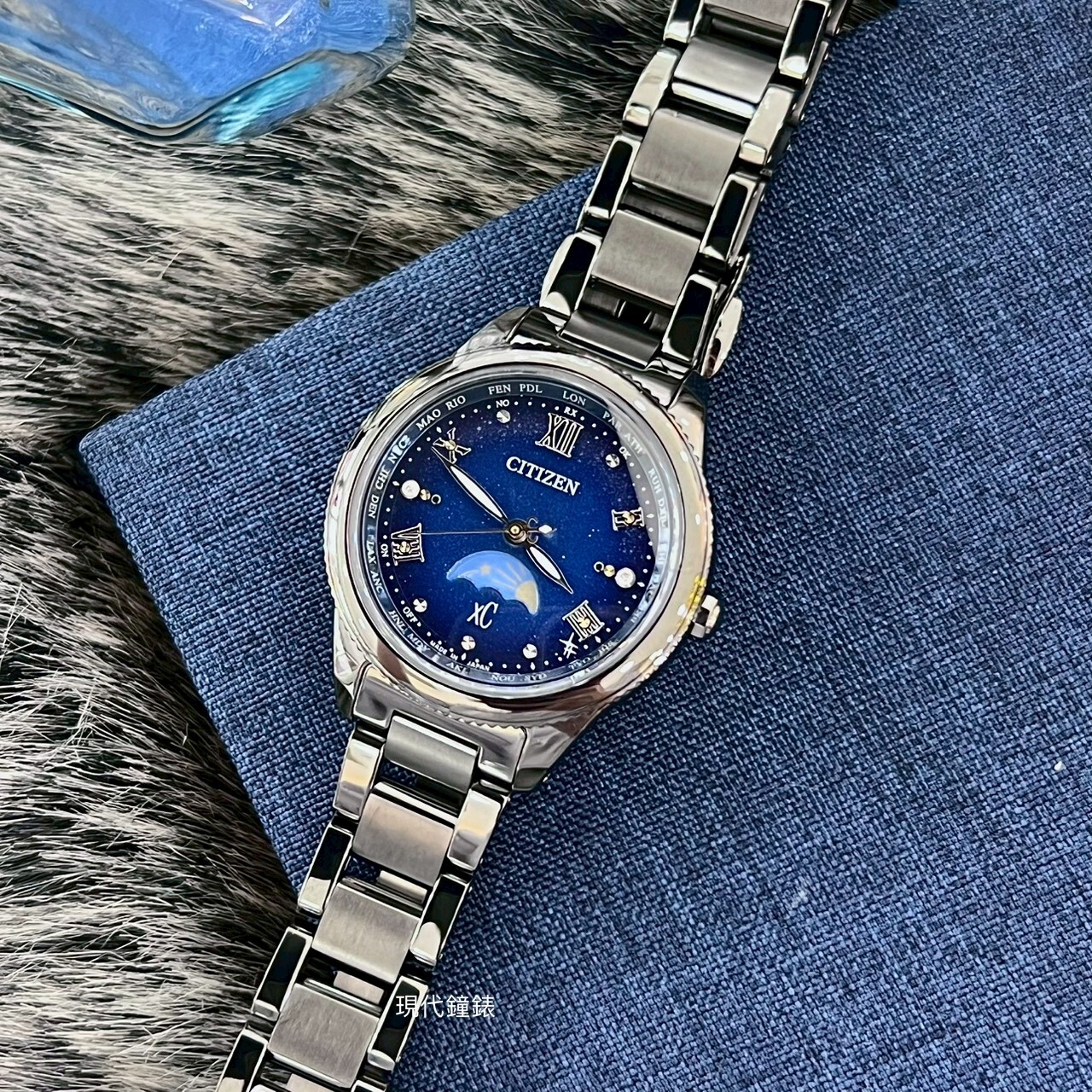 【CITIZEN 星辰】XC 夜川月限量超級鈦日月顯示光動能電波錶EE1007-75L 29mm 現代鐘錶