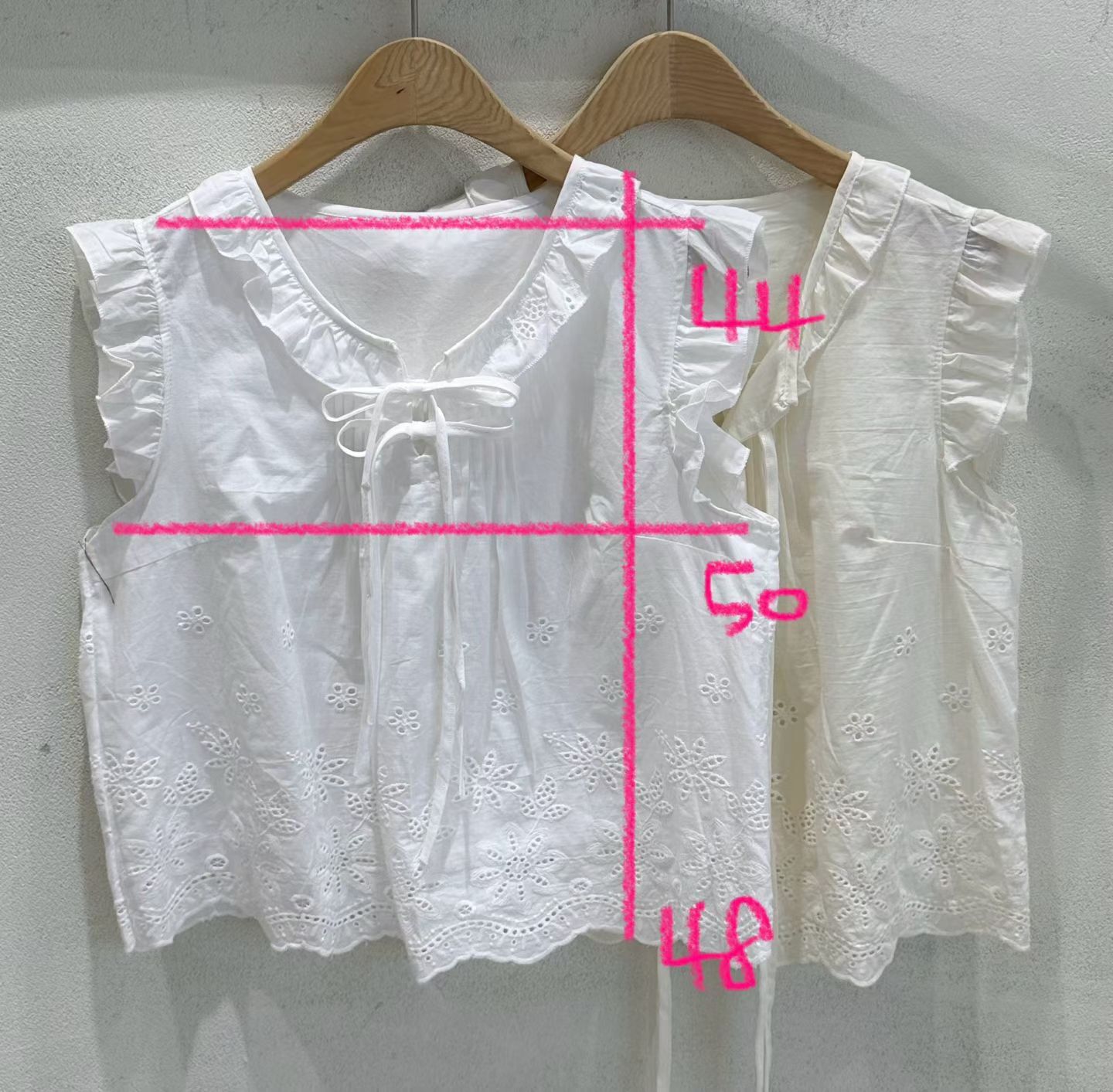 SU6150 小花鏤空荷葉蝴蝶結飛飛袖上衣