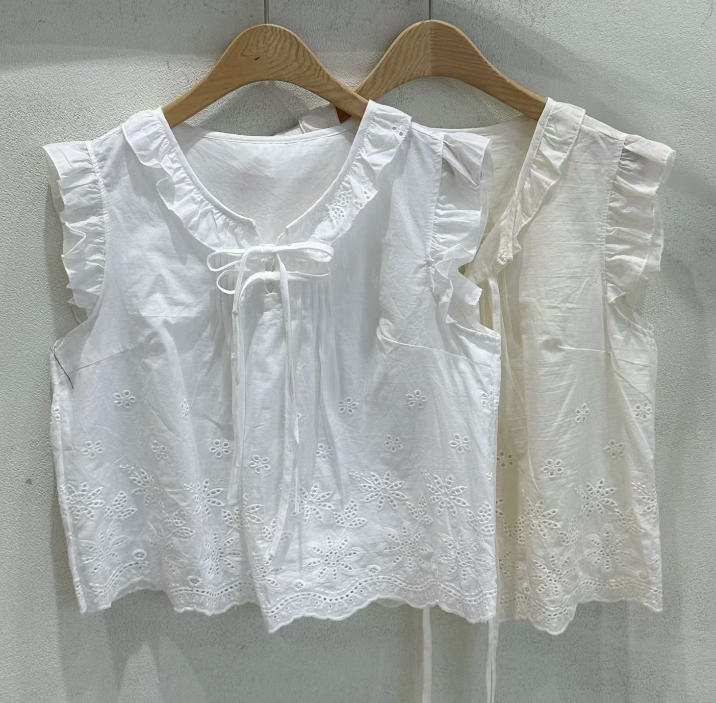 SU6150 小花鏤空荷葉蝴蝶結飛飛袖上衣