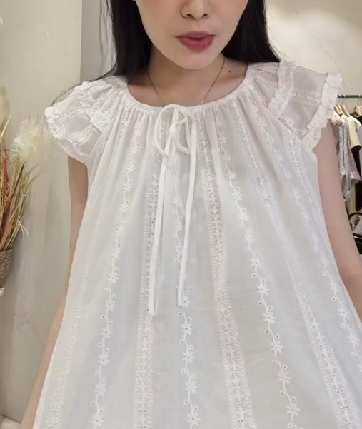 SU6160 刺繡小花小飛袖上衣