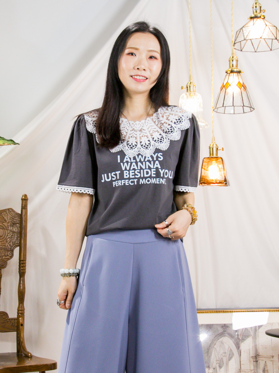 領位 袖口LACE．英文字PRINT．COTTON料TOP
