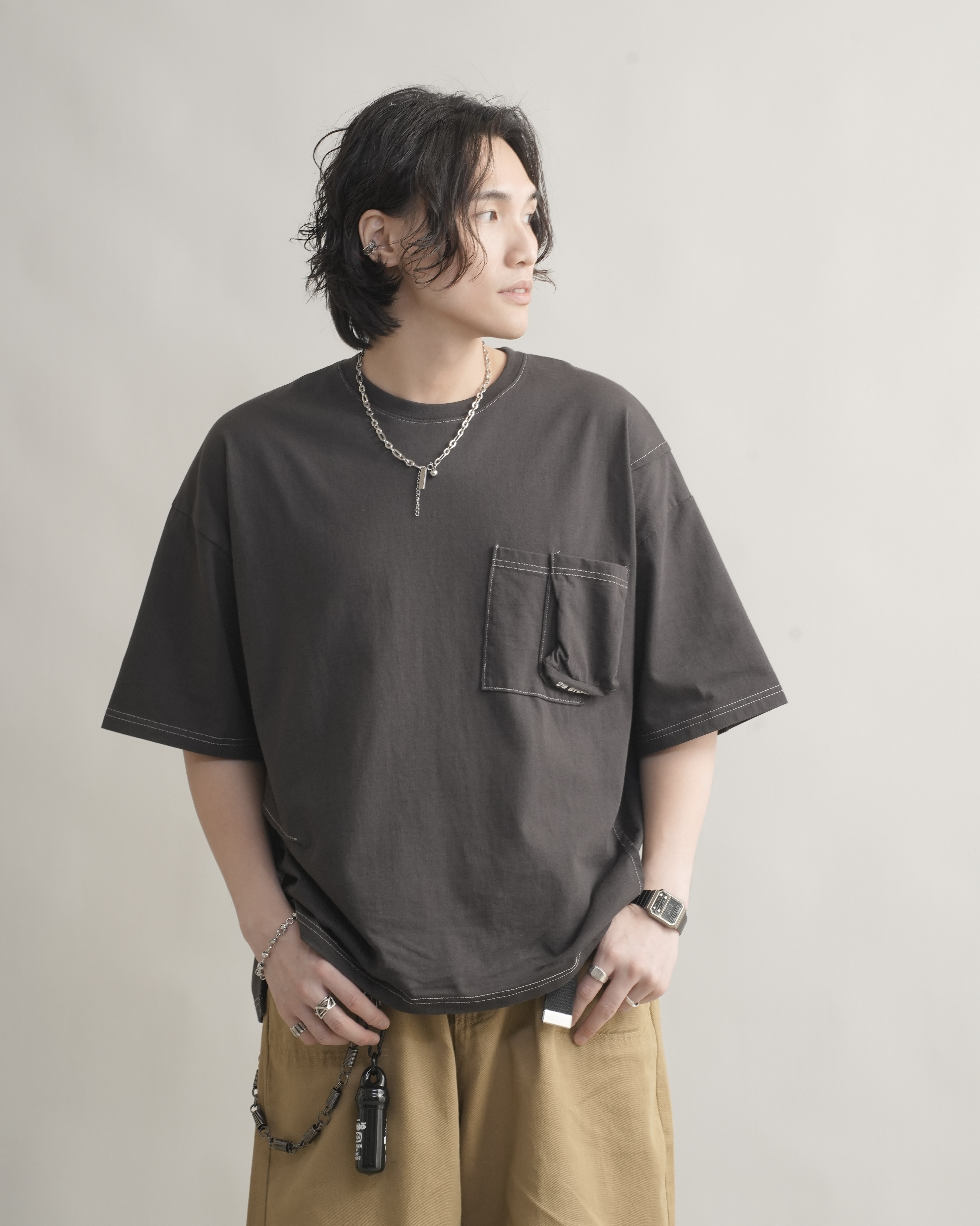 MR032  重疊口袋反車線TEE - 灰黑