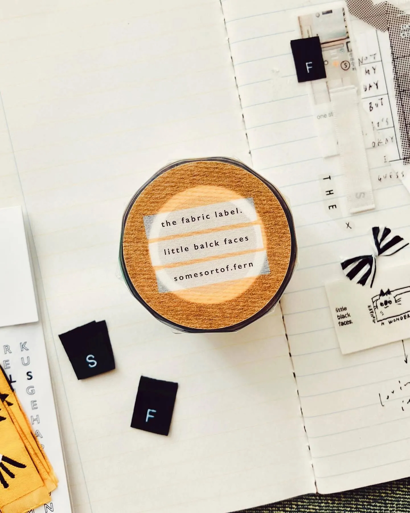 𝐭𝐡𝐞 𝐟𝐚𝐛𝐫𝐢𝐜 𝐥𝐚𝐛𝐞𝐥. 布標亮面 𝐏𝐄𝐓膠帶｜台灣 羊君 somesortof.fern