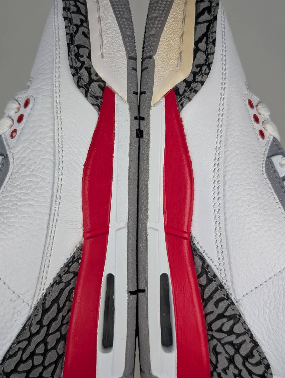微瑕疵-左腳鞋底、鞋頭、後跟泛黃&右腳內側泛黃 DM0967-160/4Y Air Jordan 3 Retro "Fire Red" GS 2022 白紅灰 爆裂紋 老屁股 女鞋 大童