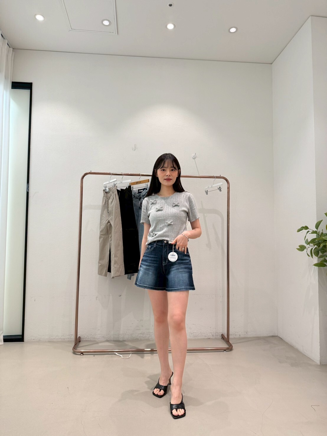 HL3081  設計貓鬚洗水深藍牛仔短褲