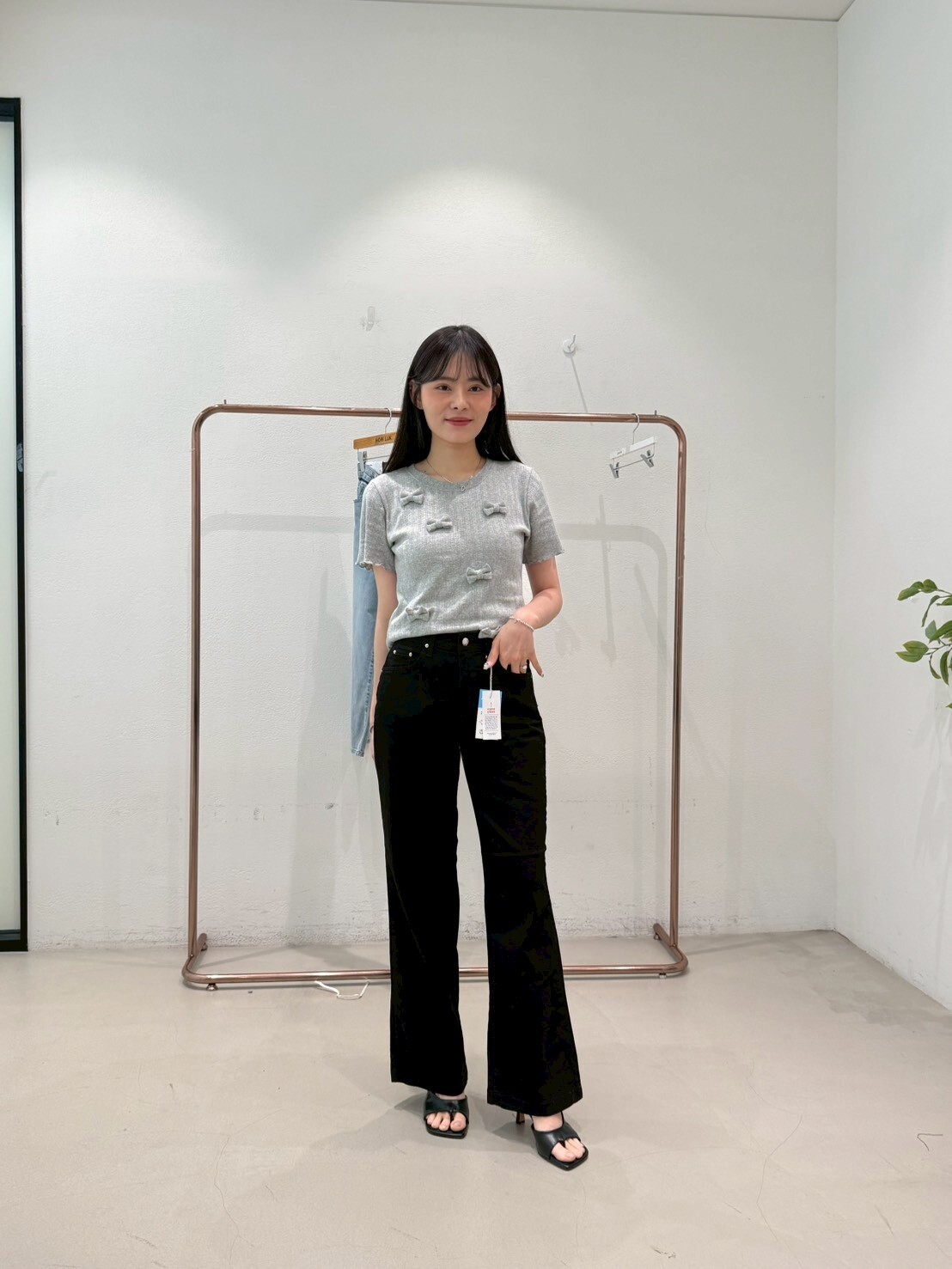 HL3052 高腰修身微喇叭純黑牛仔褲