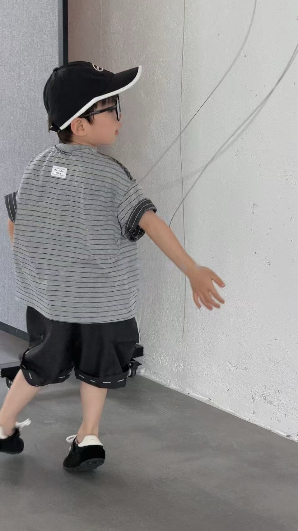 低調但很有型的那件上衣