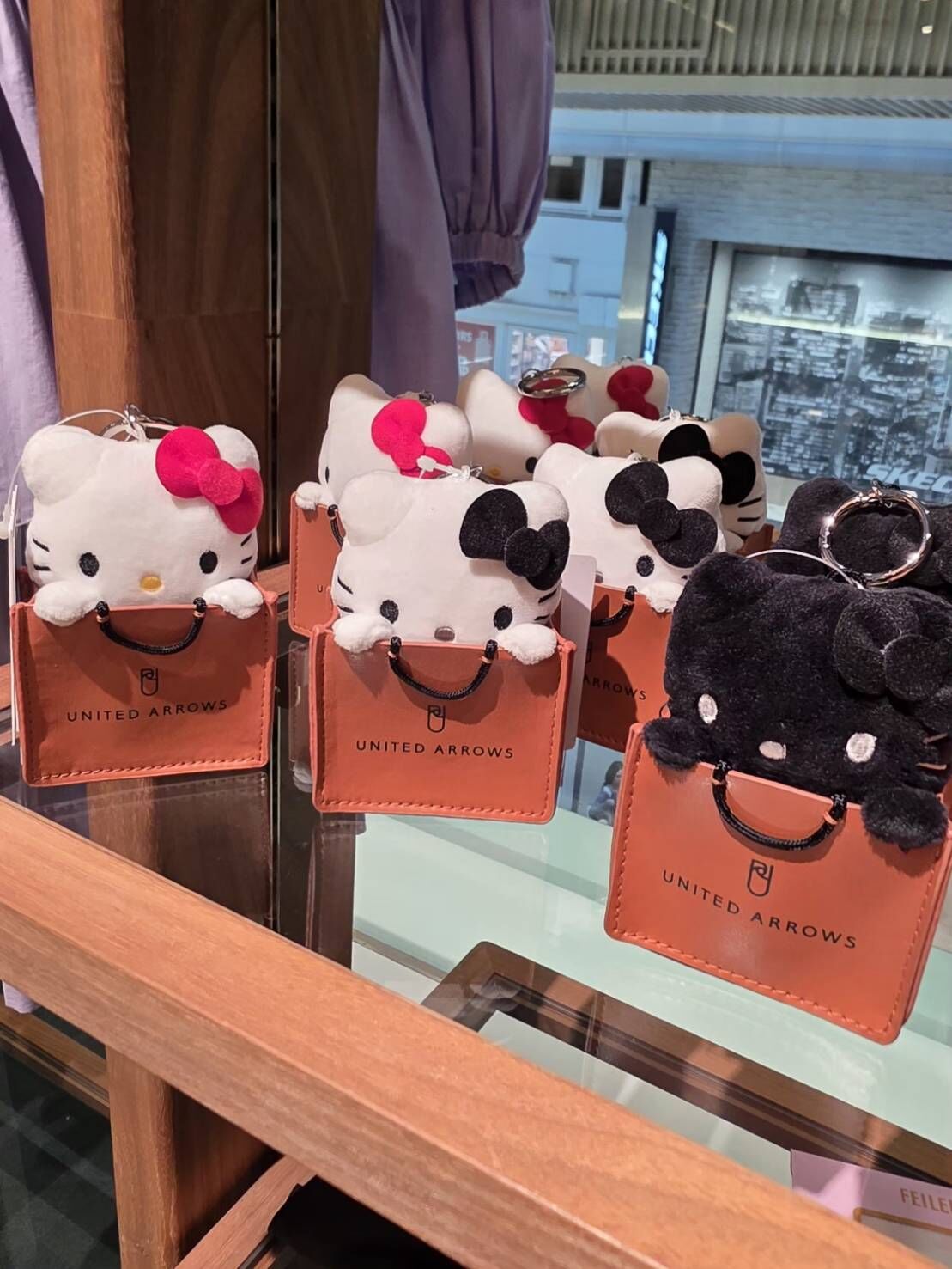 【UNITED ARROWS】0501發售 HELLO KITTY × UNITED ARROWS 全黑KITTY吊飾
