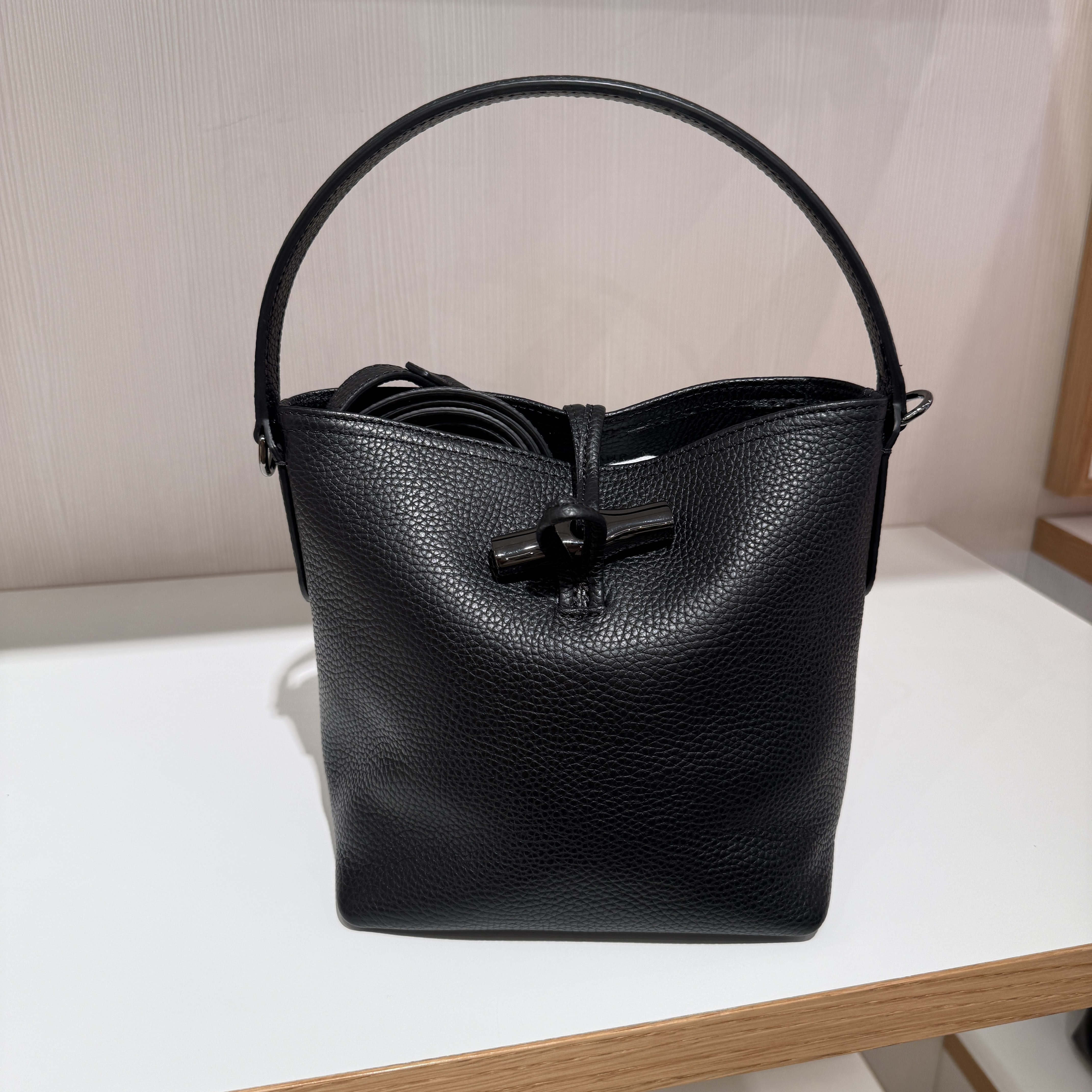 Longchamp Le Roseau leather bucket bag black