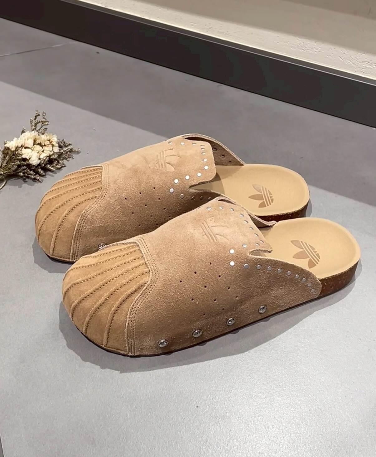【Luxury】 Adidas originals Adimule SUPERSTAR 舒適百搭包頭拖鞋 男女同款 棕色穆勒拖鞋 勃肯 卯釘鞋 懶人鞋 KZ6604