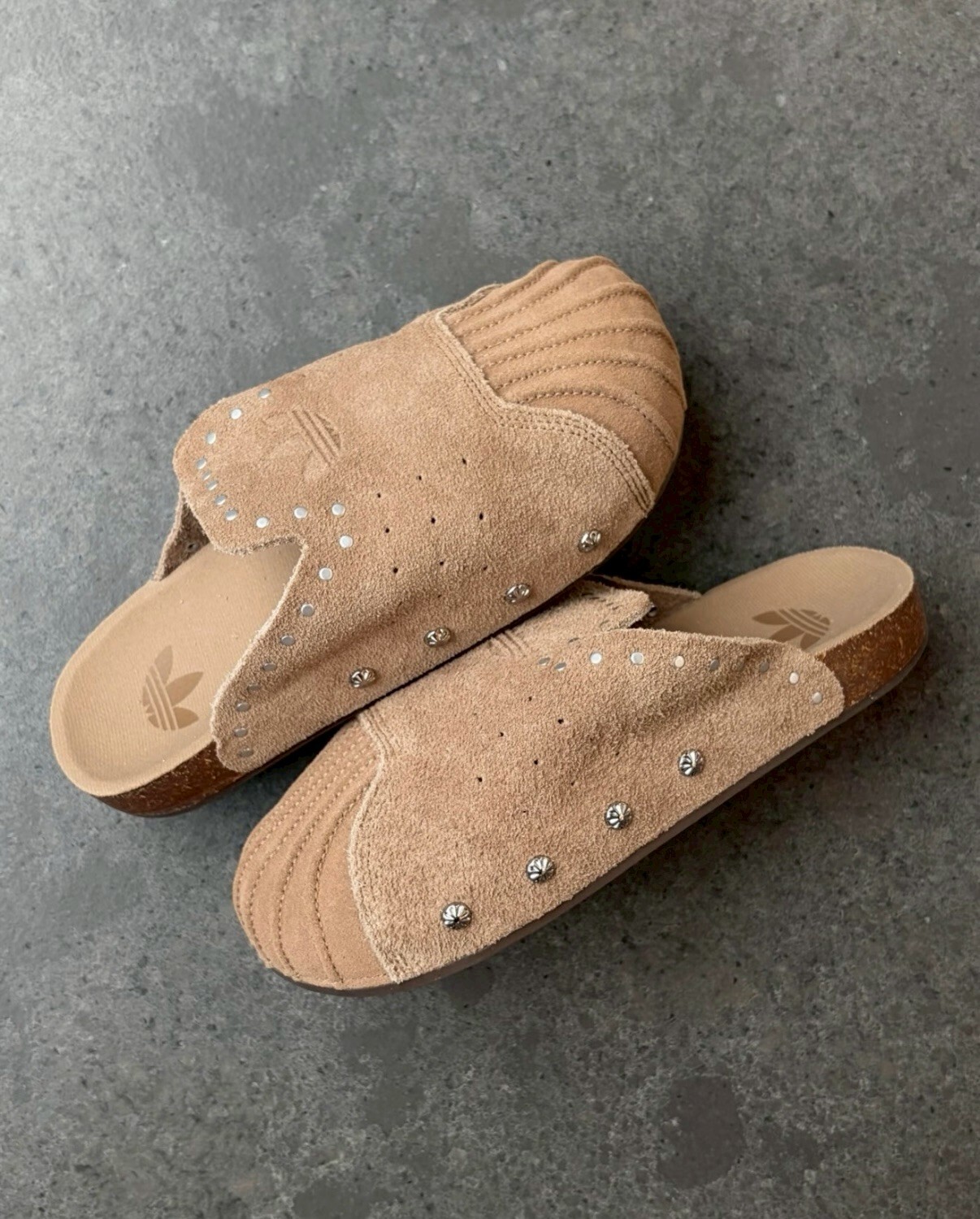 【Luxury】 Adidas originals Adimule SUPERSTAR 舒適百搭包頭拖鞋 男女同款 棕色穆勒拖鞋 勃肯 卯釘鞋 懶人鞋 KZ6604