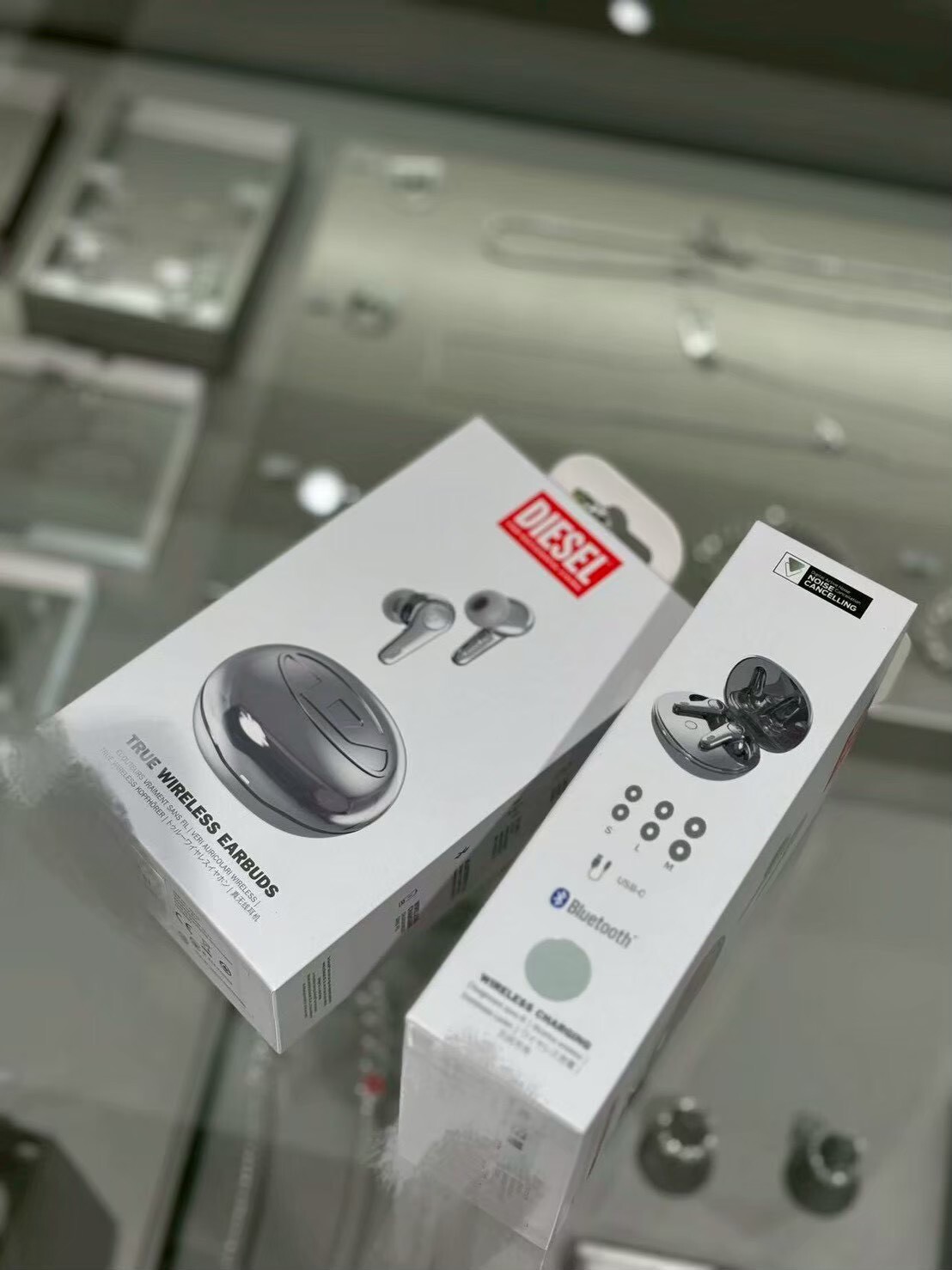 In-stock discount DIESEL silver metallic D logo Bluetooth earphones