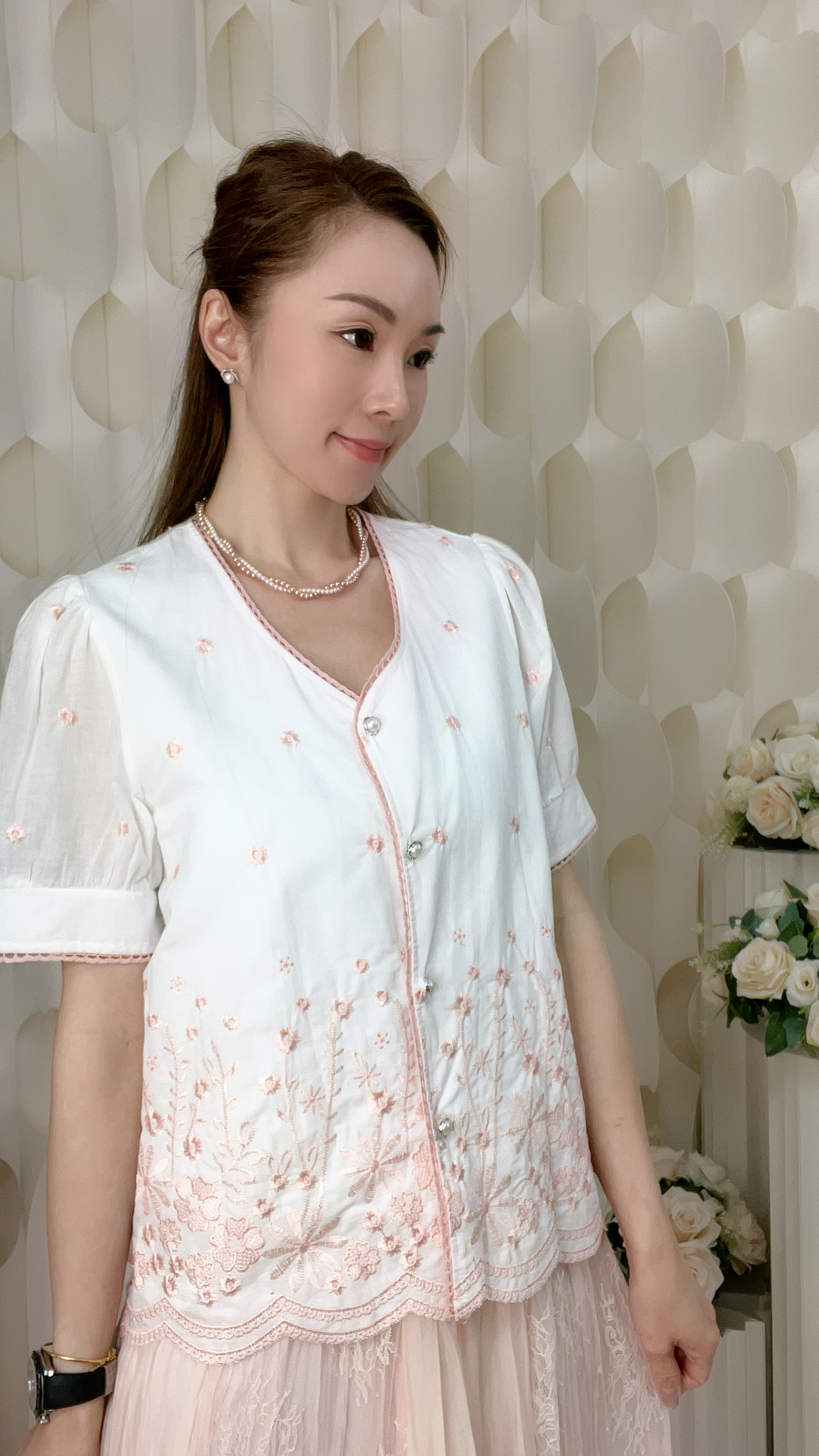 刺繡花拼珍珠鈕扣小V領棉麻上衣 ( 胸L:37 / XL39 ) 7431#0105clo